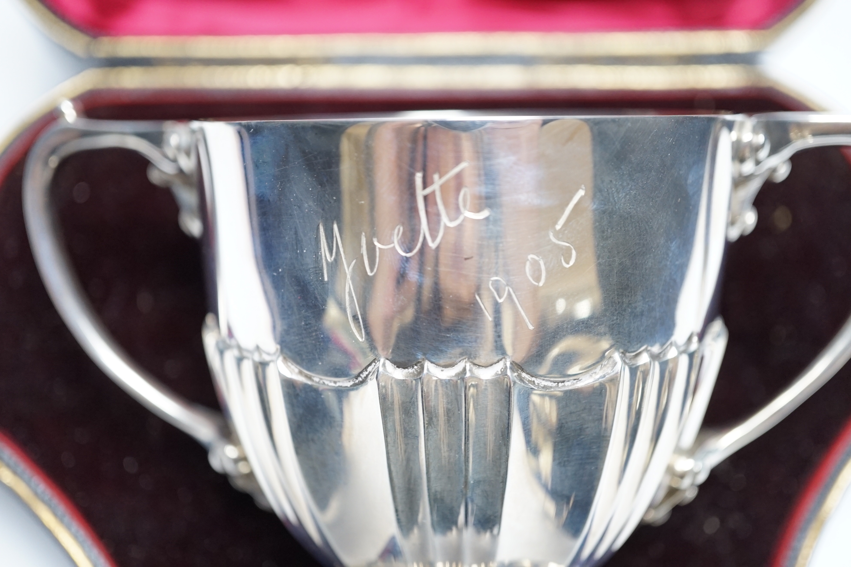 A cased Edwardian silver two handled christening cup, with engraved inscription, Wakely & Wheeler, London, 1903, height 88mm, 6.9oz.